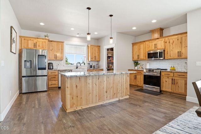 990 Win Way, Eagle Point, OR 97524