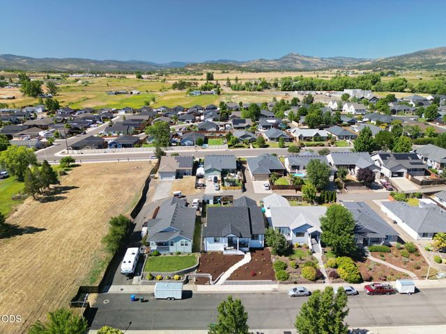 990 Win Way, Eagle Point, OR 97524
