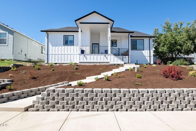 990 Win Way, Eagle Point, OR 97524