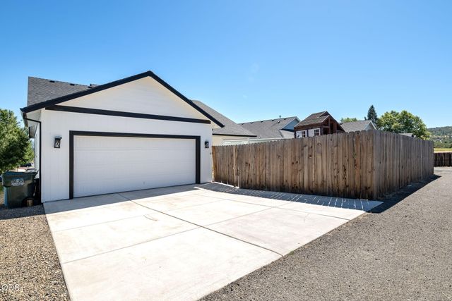 990 Win Way, Eagle Point, OR 97524