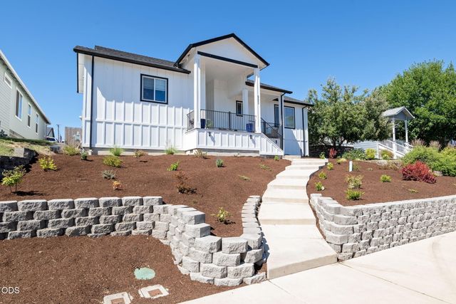 990 Win Way, Eagle Point, OR 97524