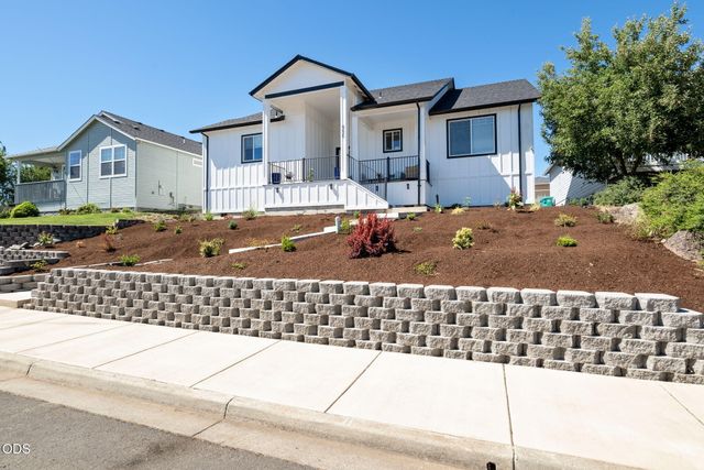 990 Win Way, Eagle Point, OR 97524