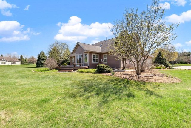 210 Hunters Xing S, Slinger, WI 53086