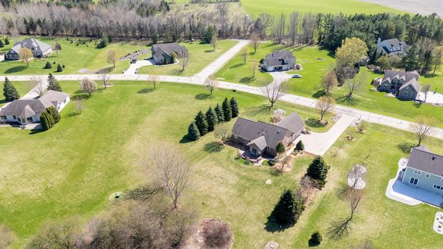 210 Hunters Xing S, Slinger, WI 53086