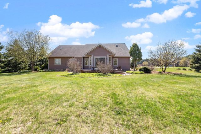 210 Hunters Xing S, Slinger, WI 53086
