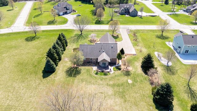 210 Hunters Xing S, Slinger, WI 53086