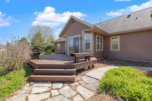 210 Hunters Xing S, Slinger, WI 53086