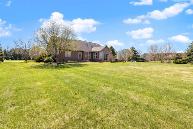 210 Hunters Xing S, Slinger, WI 53086