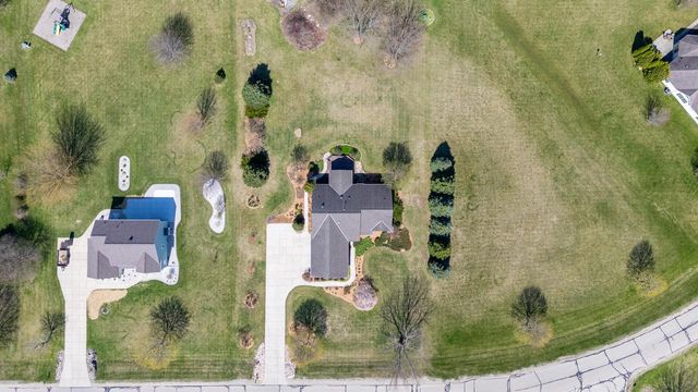 210 Hunters Xing S, Slinger, WI 53086