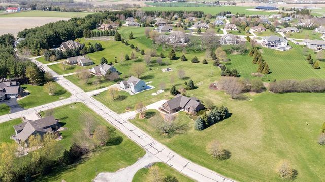 210 Hunters Xing S, Slinger, WI 53086