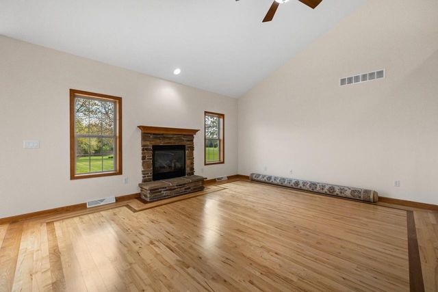 210 Hunters Xing S, Slinger, WI 53086
