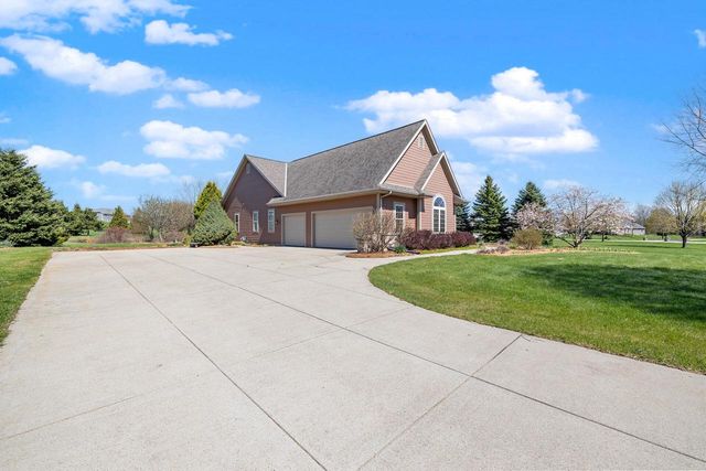 210 Hunters Xing S, Slinger, WI 53086