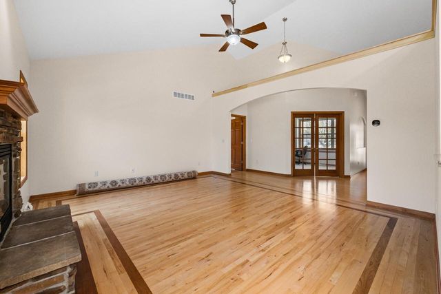 210 Hunters Xing S, Slinger, WI 53086