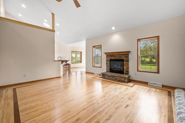 210 Hunters Xing S, Slinger, WI 53086