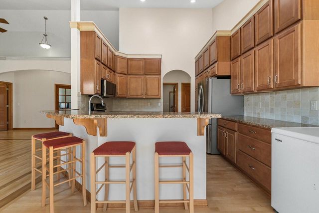 210 Hunters Xing S, Slinger, WI 53086