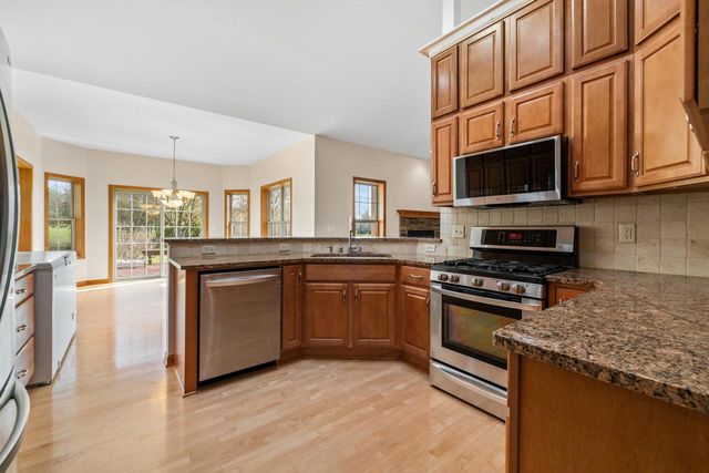 210 Hunters Xing S, Slinger, WI 53086
