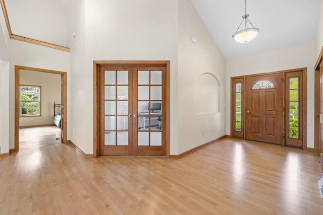 210 Hunters Xing S, Slinger, WI 53086