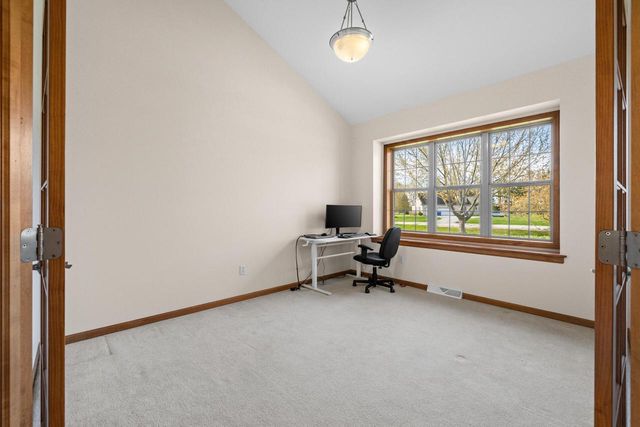 210 Hunters Xing S, Slinger, WI 53086