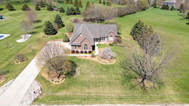 210 Hunters Xing S, Slinger, WI 53086