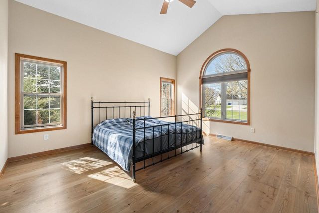 210 Hunters Xing S, Slinger, WI 53086
