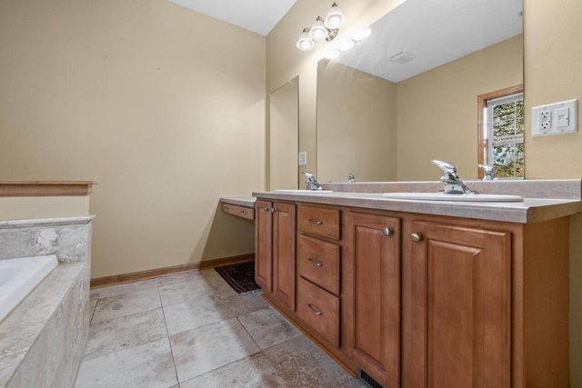 210 Hunters Xing S, Slinger, WI 53086