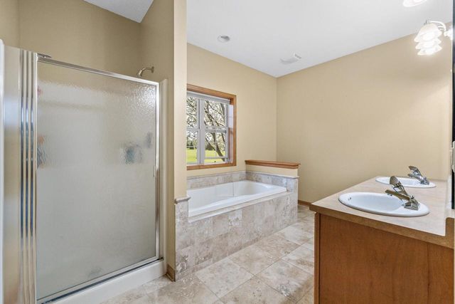 210 Hunters Xing S, Slinger, WI 53086