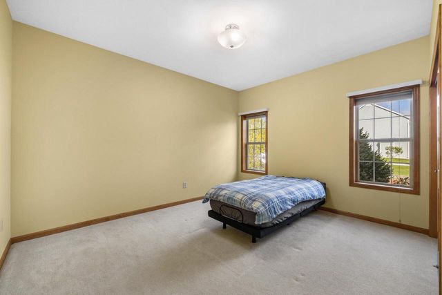 210 Hunters Xing S, Slinger, WI 53086