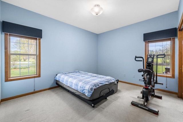 210 Hunters Xing S, Slinger, WI 53086