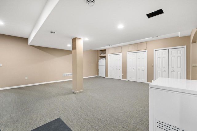 210 Hunters Xing S, Slinger, WI 53086