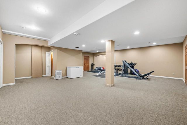 210 Hunters Xing S, Slinger, WI 53086