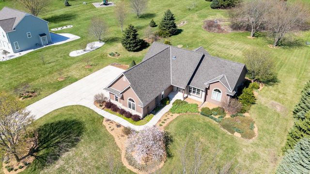 210 Hunters Xing S, Slinger, WI 53086