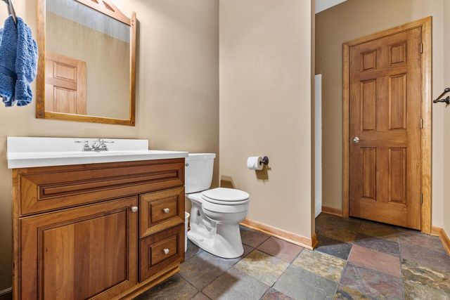 210 Hunters Xing S, Slinger, WI 53086