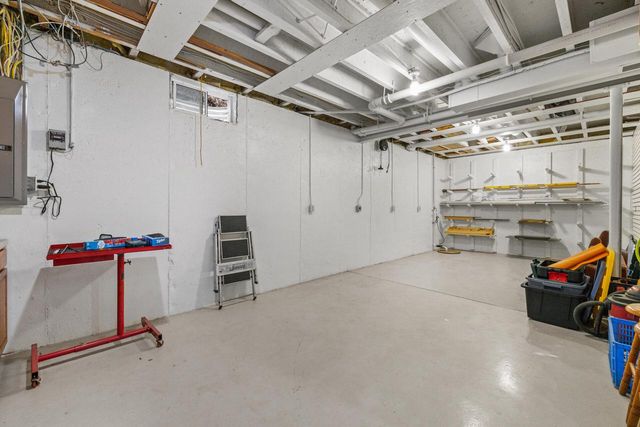 210 Hunters Xing S, Slinger, WI 53086