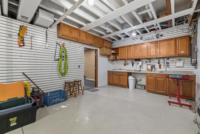 210 Hunters Xing S, Slinger, WI 53086