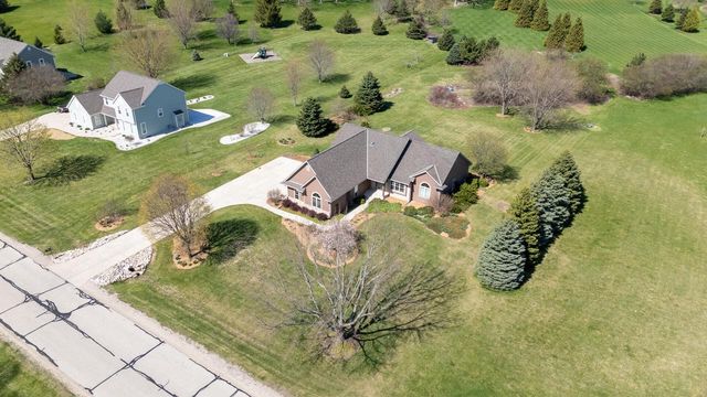 210 Hunters Xing S, Slinger, WI 53086