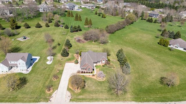210 Hunters Xing S, Slinger, WI 53086