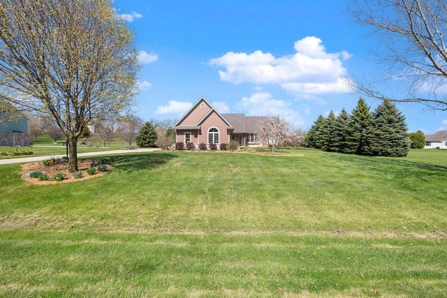 210 Hunters Xing S, Slinger, WI 53086