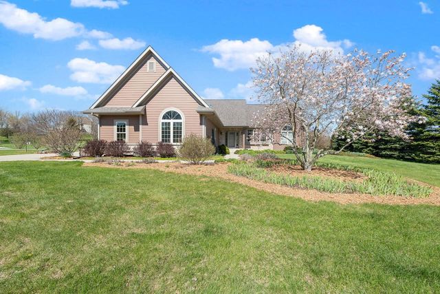 210 Hunters Xing S, Slinger, WI 53086
