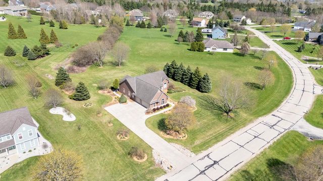 210 Hunters Xing S, Slinger, WI 53086