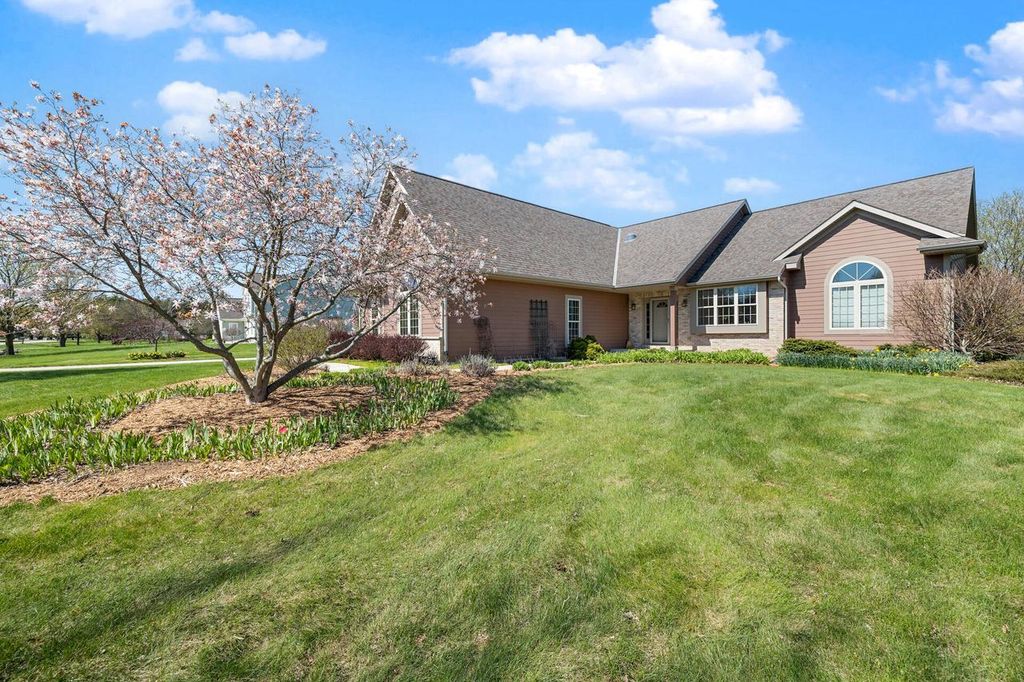 210 Hunters Xing S, Slinger, WI 53086