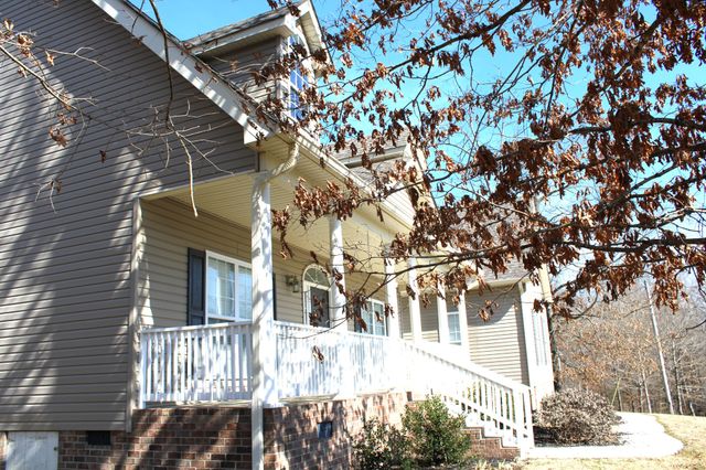 545 Red Fox Dr, Burns, TN 37029