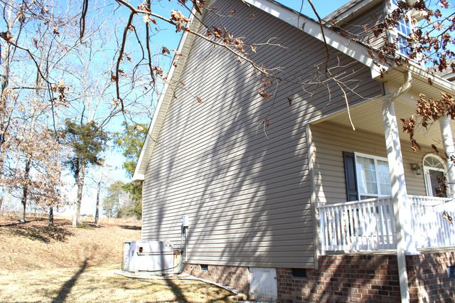 545 Red Fox Dr, Burns, TN 37029