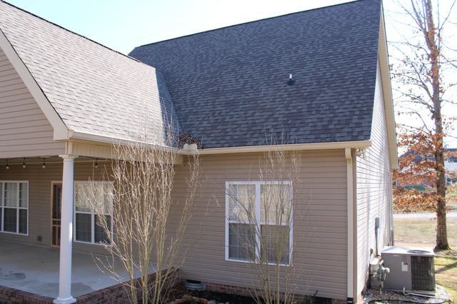 545 Red Fox Dr, Burns, TN 37029