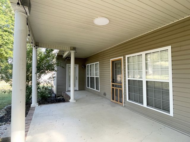 545 Red Fox Dr, Burns, TN 37029