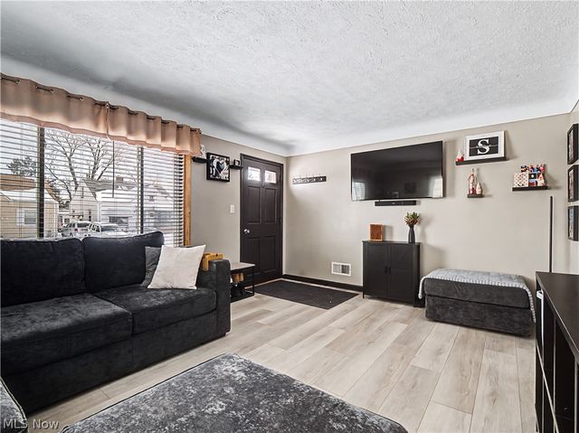 5268 W 46th Street, Parma, OH 44134