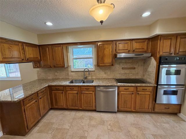 62 Raintree Court, Lake Jackson, TX 77566