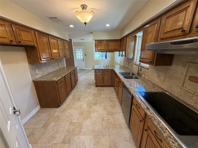 62 Raintree Court, Lake Jackson, TX 77566