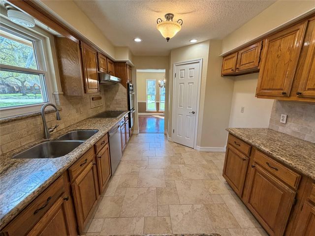 62 Raintree Court, Lake Jackson, TX 77566