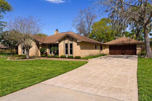 62 Raintree Court, Lake Jackson, TX 77566
