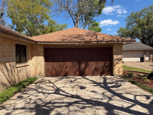 62 Raintree Court, Lake Jackson, TX 77566